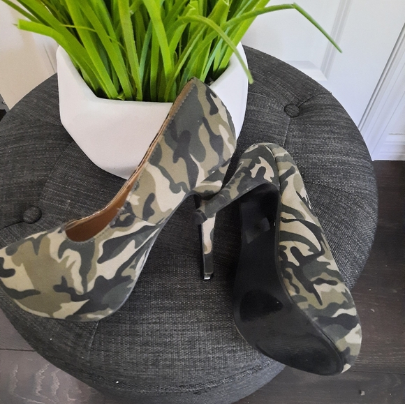 Shoes - Picture 5 of 6